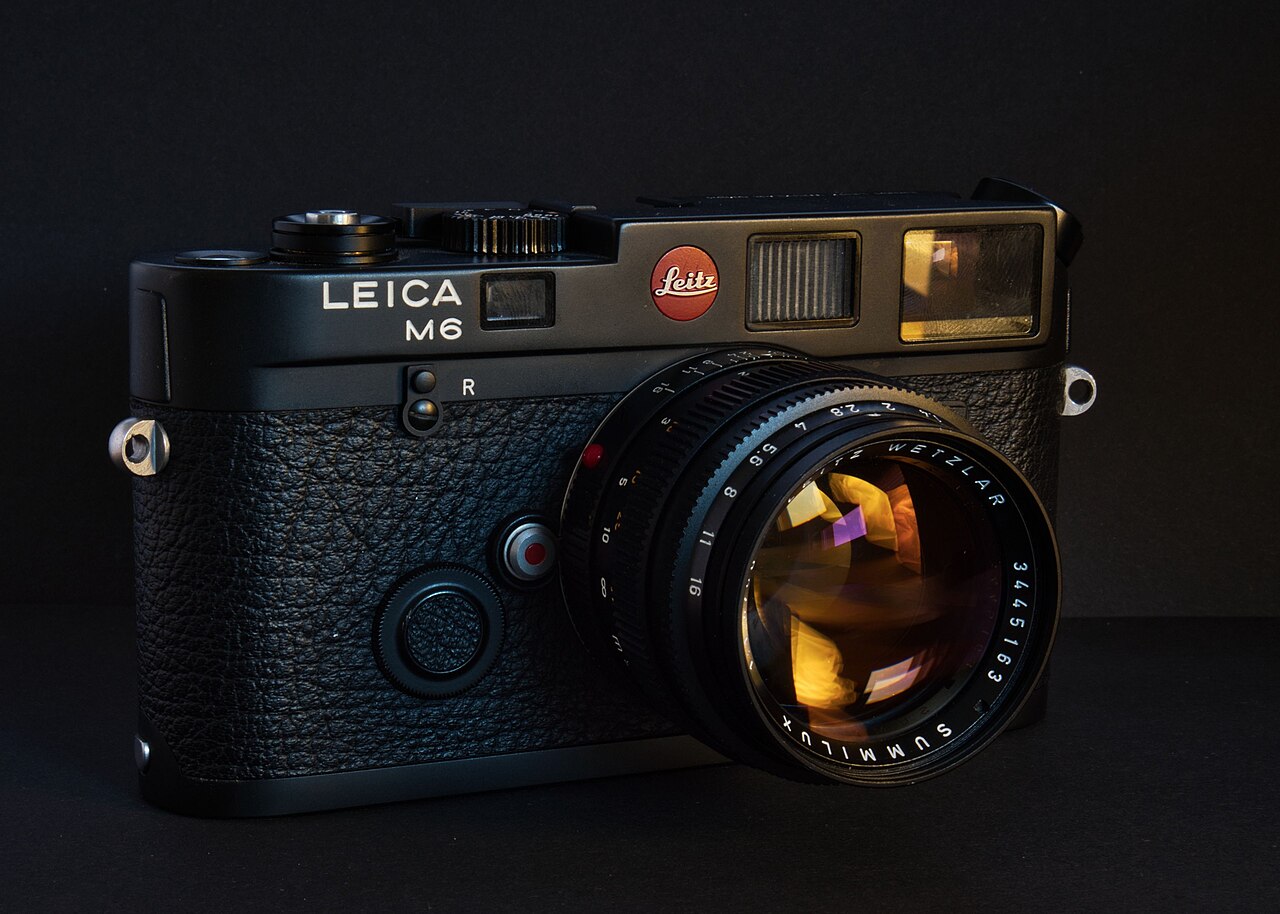 黑色旁軸底片相機 Leica M6 搭配定焦鏡頭的實拍照